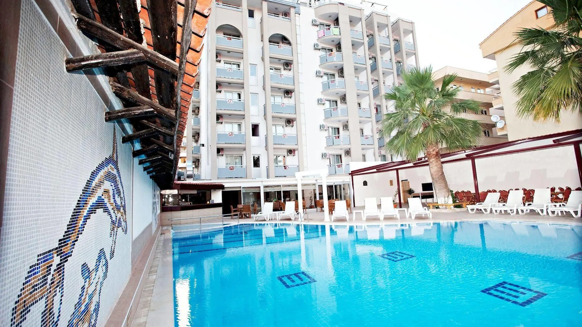 Duqqan Deluxe Hotel 쿠사다시 3*,